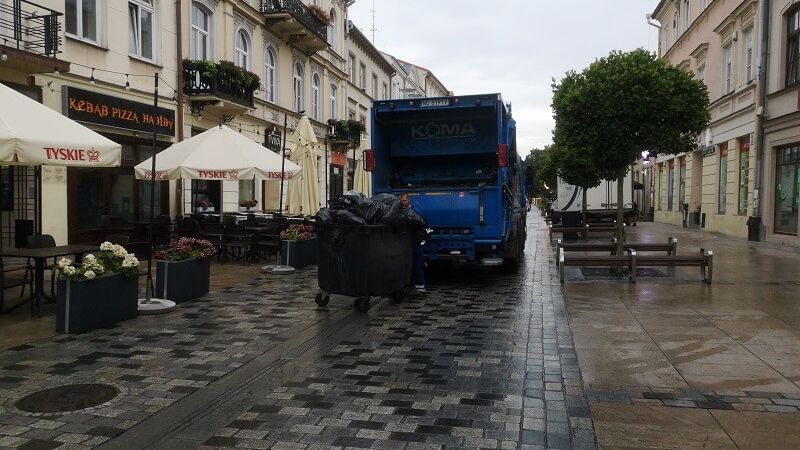 śmieciarka odbiera odpady na deptaku lublin