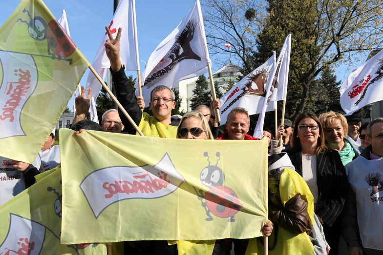 Związkowcy chcą 500 zł podwyżki dla pracowników Biedronki. Sieć odpowiada
