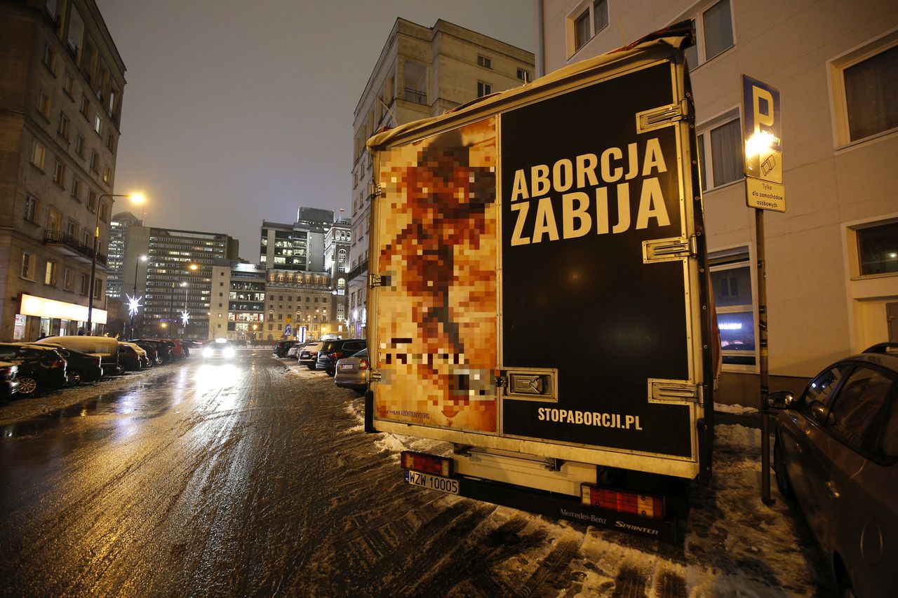 Ciężarówka oklejona zdjęciami  płodów rzekomo abortowanych w 11 tygodniu ciąży, używana przez środowiska antyaborcyjne w celach propagandowych