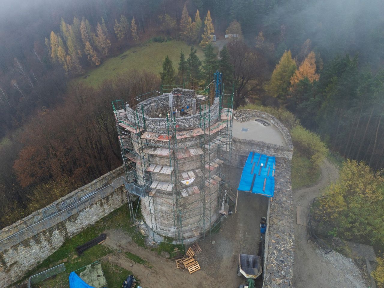 Wygląda jak wieża widokowa w środku lasu. Trwa dobudowa baszty w średniowiecznym zamku w Rytrze. Efekt końcowy was zachwyci