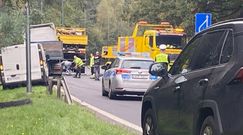 Wypadek na DK86 pod Tychami. Tir wylądował w rowie