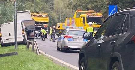 Wypadek na DK86 pod Tychami. Tir wylądował w rowie