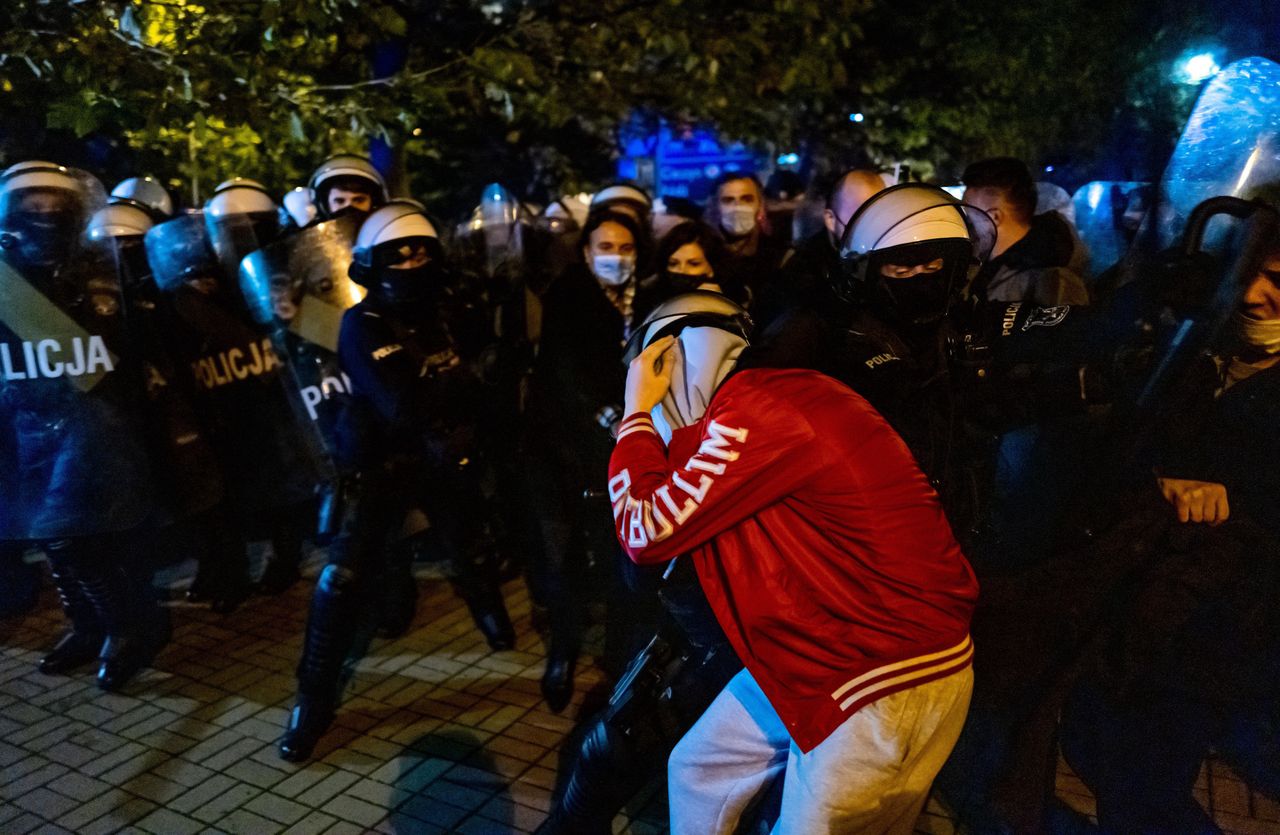 Przy katowickiej katedrze doszło do przepychanek z policją.