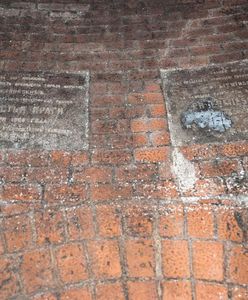 Odkrycie w warszawskich kanałach. Pamiątka sprzed 115 lat