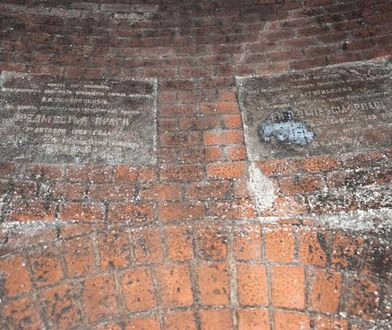 Odkrycie w warszawskich kanałach. Pamiątka sprzed 115 lat