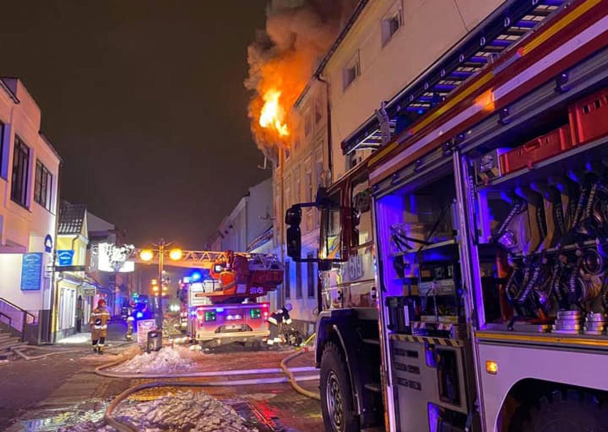 Nowy Tomyśl. Pożar kamienicy w centrum. Są ranni