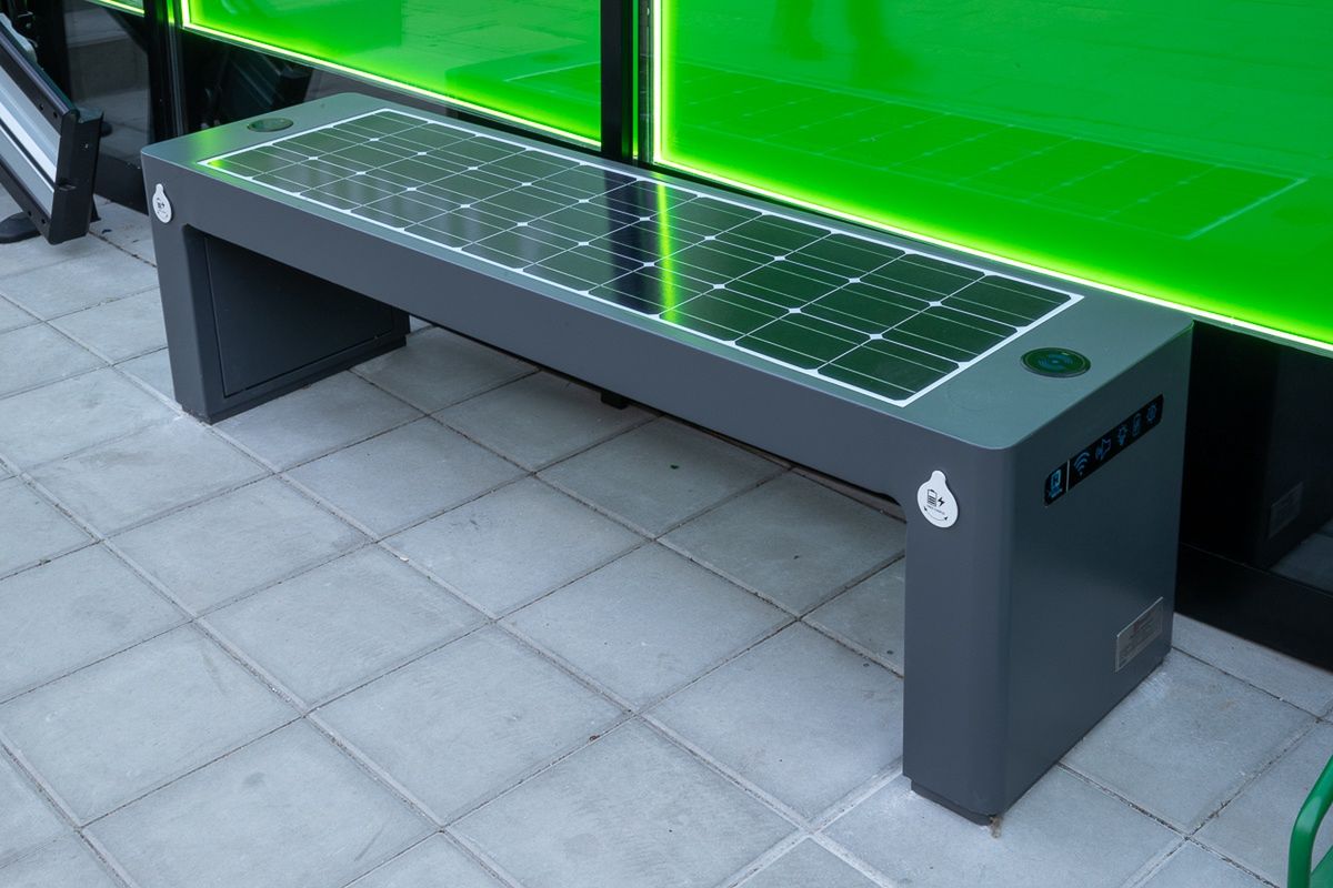 Ławka solarna przed Żabką w Poznaniu