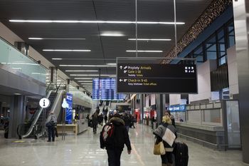 Kraków: Oszuści na lotnisku. Sprzedają priorytetowe przejście, które tu nie istnieje. Kraków Airport: płatna usługa "Fast Track" to wyłudzenia