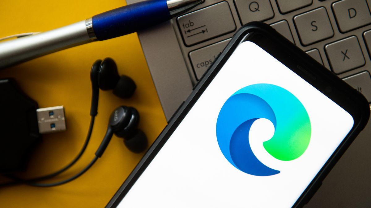 POLAND - 2020/10/20: In this photo illustration a Microsoft Edge logo seen displayed on a smartphone. (Photo Illustration by Mateusz Slodkowski/SOPA Images/LightRocket via Getty Images)