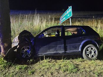 Nocny dramat na drodze. Auto uderzyło w drzewo. W środku dwoje dzieci