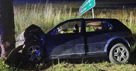 Nocny dramat na drodze. Auto uderzyło w drzewo. W środku dwoje dzieci