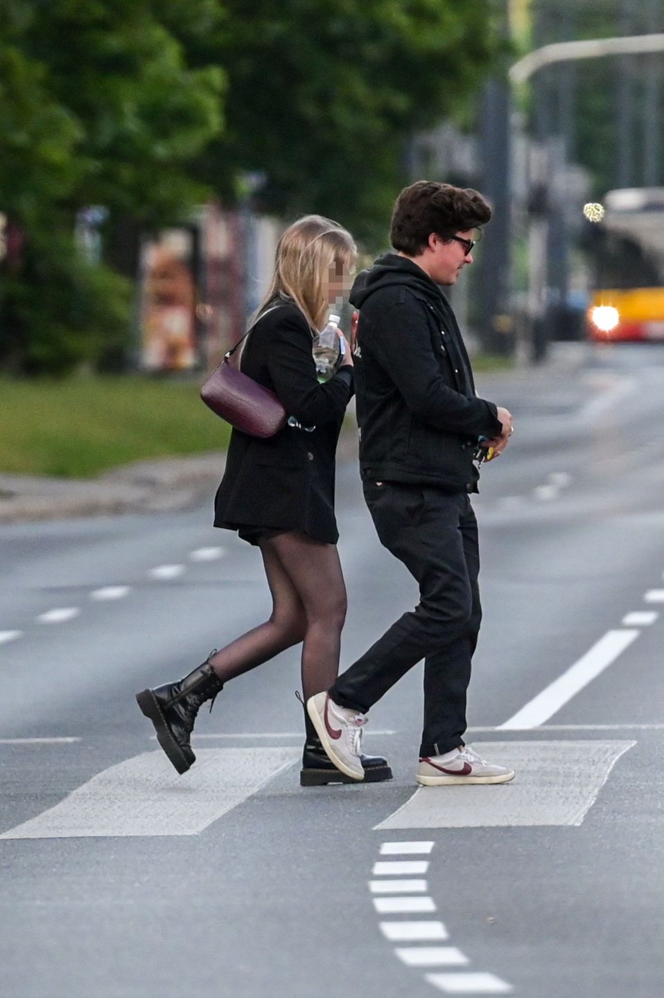 Kuba Karaś wraca poranną porą do mieszkania z tajemniczą blondynką