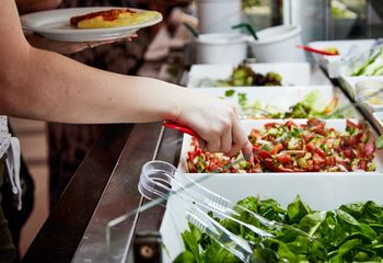 Jak nie przytyć na wakacjach? Dietetyczka mówi o prostej zasadzie