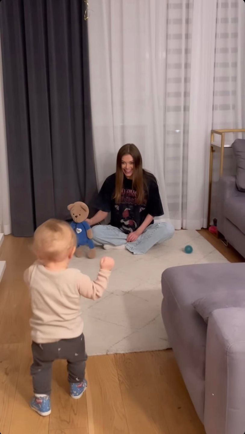 Wzruszona Joanna Opozda relacjonuje PIERWSZE KROKI Viniego