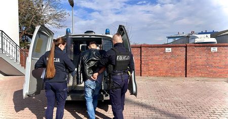 Powiadomił policję, że zamordował żonę. Później zaatakował maczetą