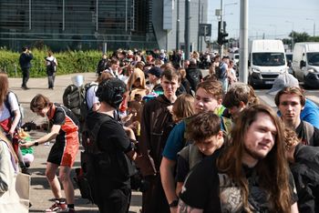 Ogromne kolejki przed MTP. W Poznaniu rusza festiwal Pyrkon 2025. Mamy zdjęcia