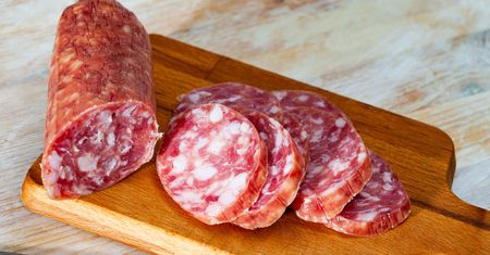 Podpatrzyłem, jak teść zawija mięso w folię i układa w garnku. Po dwóch godzinach na stole ląduje swojska kiełbasa
