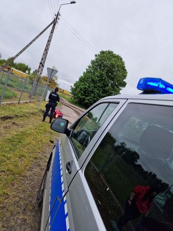 Motocyklista uciekał przed policją – zakończył jazdę na płocie