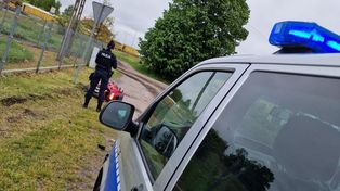 Motocyklista uciekał przed policją – zakończył jazdę na płocie