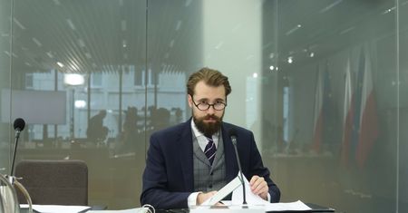 Seria oskarżeń w trakcie przesłuchania. Uderza w MSZ i PiS