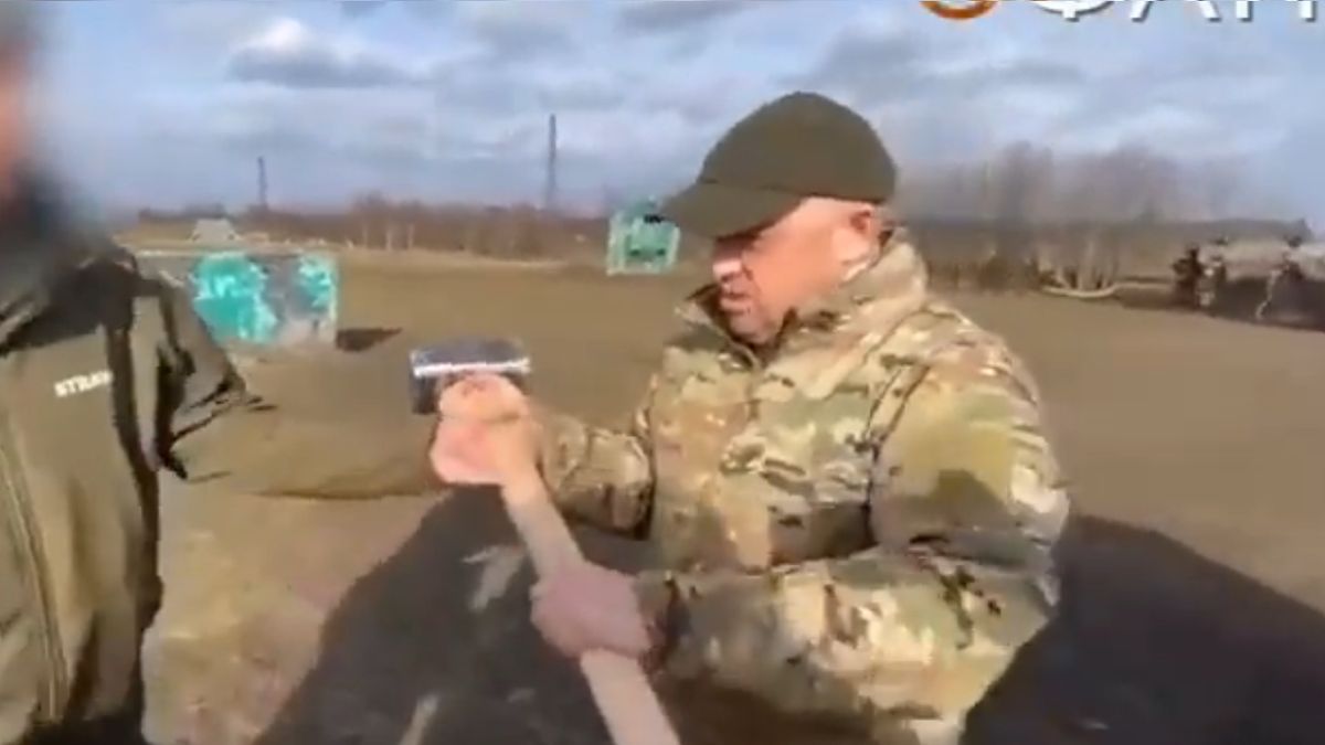 Prigożyn przywiózł wagnerowcom młot kowalski