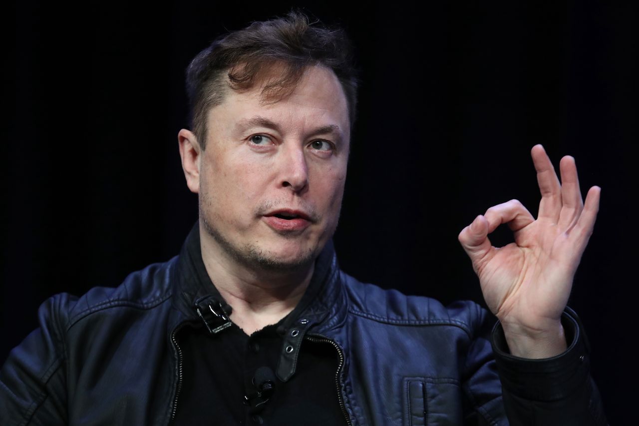 Elon Musk to maniak Cyberpunka 2077. Wziął broń i odwiedził CD Projekt Red