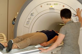 Makijaż permanentny i rezonans magnetyczny. Ryzykowne połączenie?