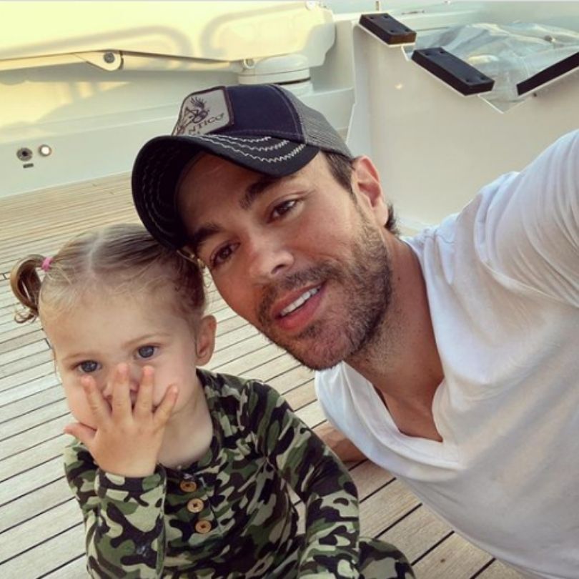 Anna Kournikova pochwaliła się rodzinnym zdjęciem z Enrique Iglesiasem i trójką pociech