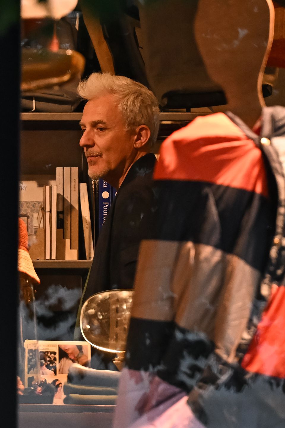 Hubert Urbański spaceruje po Warszawie