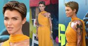 Ruby Rose eksponuje wytatuowane ramiona na premierze