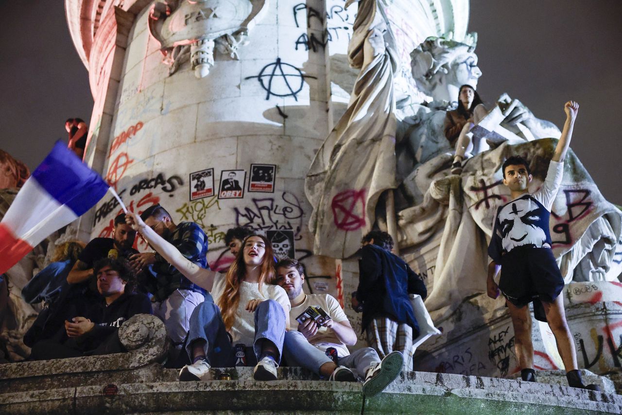 The French supporting the New Popular Front are celebrating victory in the elections.