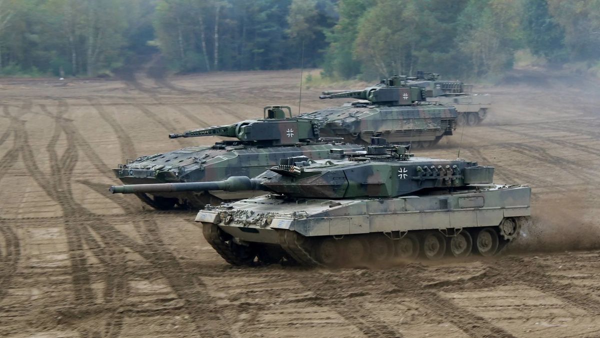 Niemiecki czołg Leopard 2 i bojowe wozy piechoty Puma