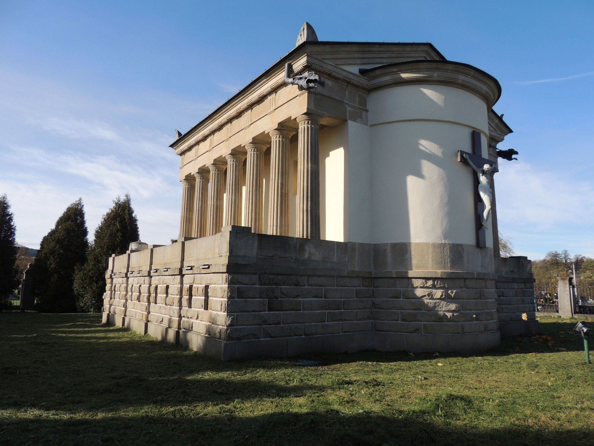 Piramida i mauzoleum - dwa najbardziej niezwykłe grobowce w powiecie Gorlickim