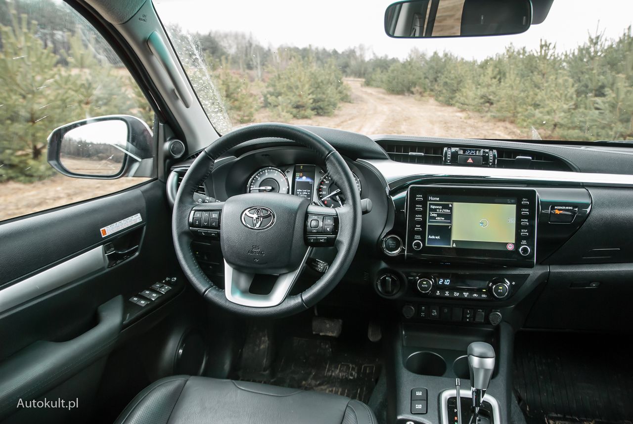 Fot. Toyota Hilux wnętrze