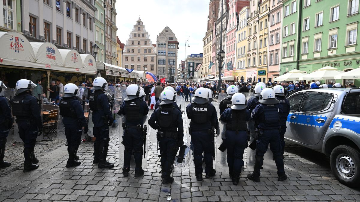 Wrocław, 28.05.2025. Policja na Rynku we Wrocławiu, po starciach kibiców Realu Betis Sewilla i Chelsea FC Londyn, przed meczem finałowym piłkarskiej Ligi Konferencji, 28 bm. (gj) PAP/Maciej Kulczyński