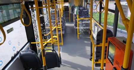 Znieczulica w komunikacji miejskiej: Kobieta napastowana w autobusie, nikt nie zareagował