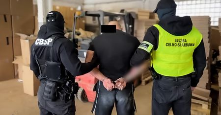 "Fabryka w cieniu. CBŚP rozbija nielegalną linię produkcji papierosów pod Łodzią"