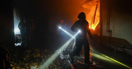 Tragiczny pożar w przetwórni drobiu na Pomorzu – trwa dramatyczna akcja poszukiwawcza strażaka