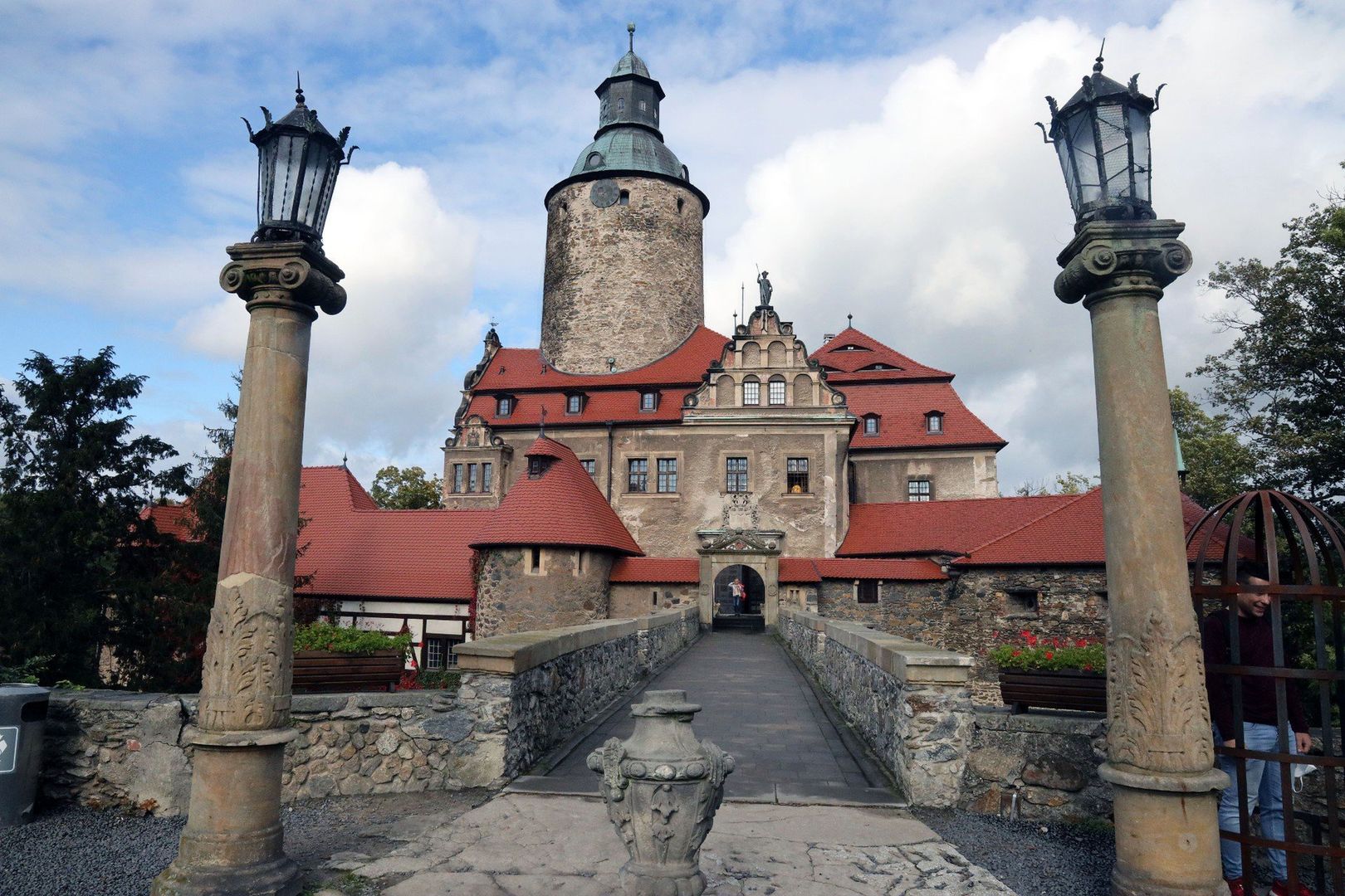 Zamek Czocha, położony na Dolnym Śląsku, znany jest z licznych legend i opowieści. Zamek oferuje zwiedzanie tajemniczych komnat, sal rycerskich i podziemi. Jego malownicze położenie nad jeziorem sprawia, że jest chętnie odwiedzany przez turystów.