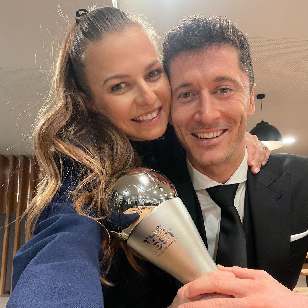 Robert Lewandowski celebruje udany mecz ze Szwecją. Gratulują mu m.in. Ania i dobry przyjaciel 
