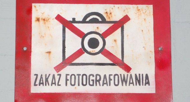Kary za fotografowanie budynków NBP, ważnych mostów i dróg. „Zachwaszczanie prawa”