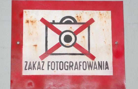 Kary za fotografowanie budynków NBP, ważnych mostów i dróg. „Zachwaszczanie prawa”