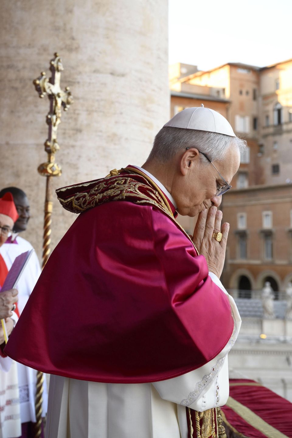 A handout picture provided by the Vatican Media shows newly elected Pope Leo XIV, Cardinal Robert Francis Prevost from the USA, blessing faithfuls from the central loggia of Saint Peter's Basilica, Vatican City, 08 May 2025. EPA/VATICAN MEDIA HANDOUT HANDOUT EDITORIAL USE ONLY/NO SALESHANDOUT EDITORIAL USE ONLY/NO SALES Dostawca: PAP/EPA.