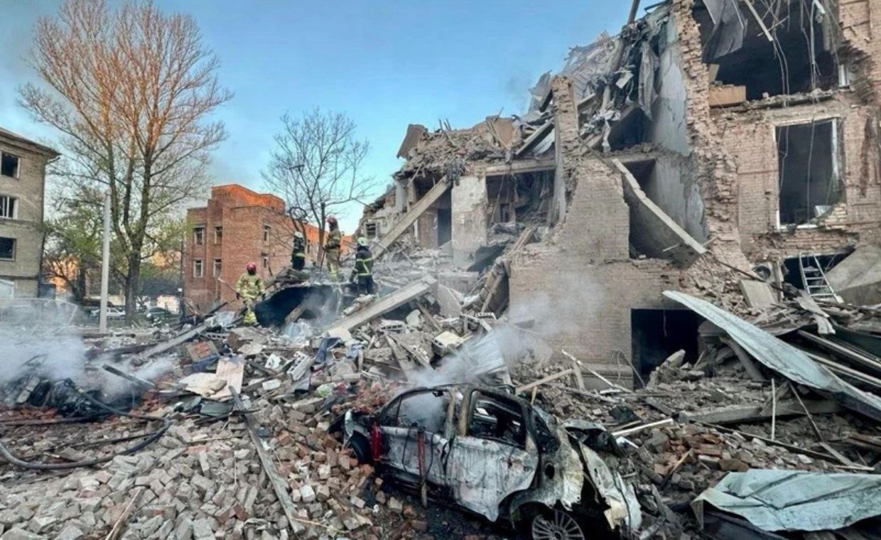 Ukraina w ogniu: Rosja uderza nocą, setki w alarmie