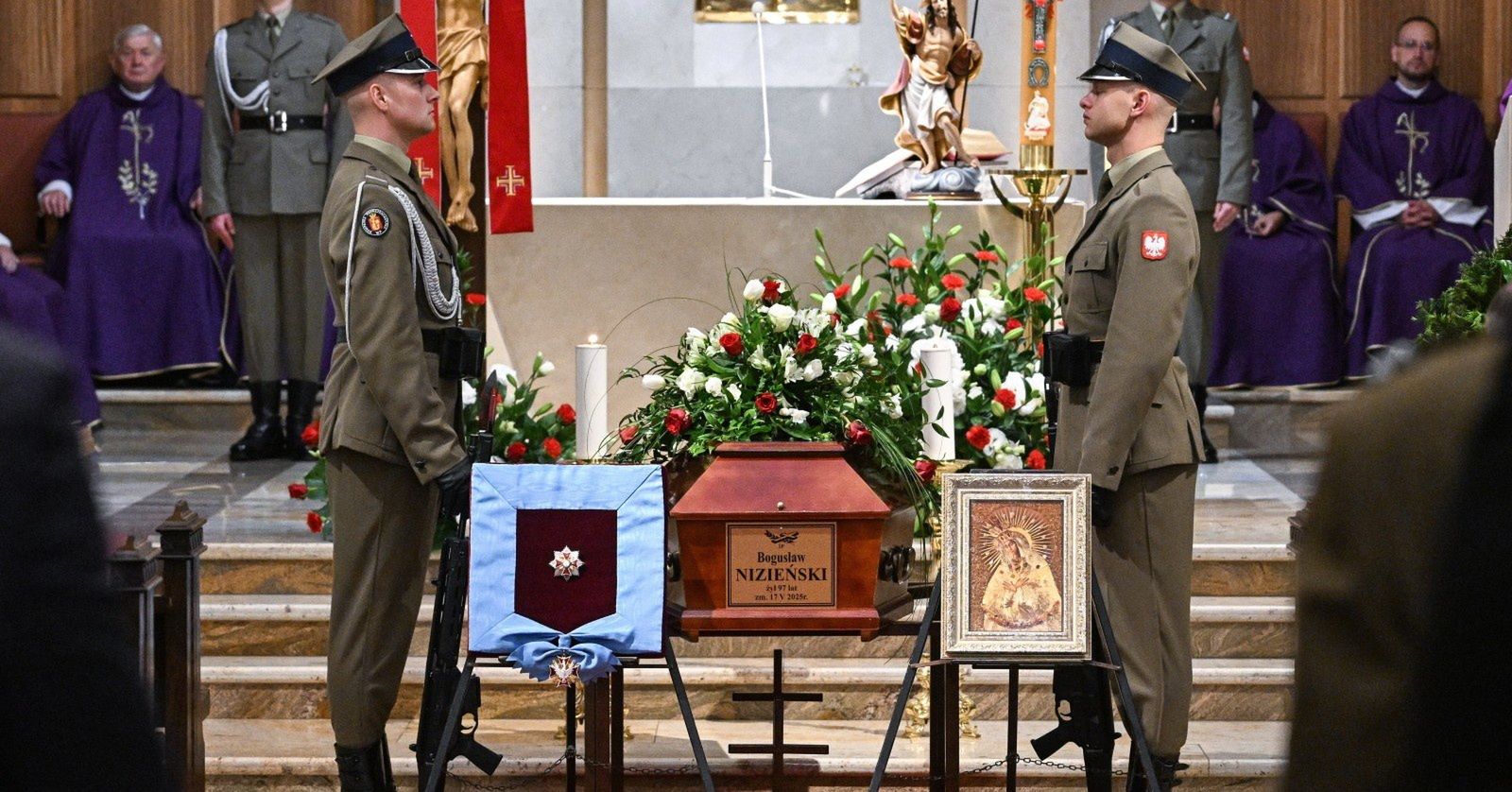 Pogrzeb Bogusława Nizieńskiego. Tłumy żegnają żołnierza AK i sędziego. Wśród obecnych prezydent Andrzej Duda i lider PiS