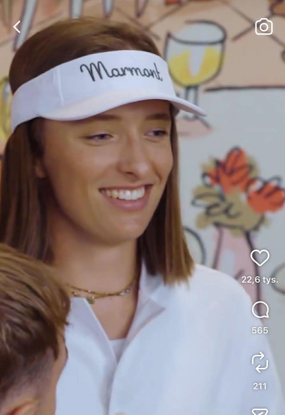 Iga Świątek kelneruje w restauracji