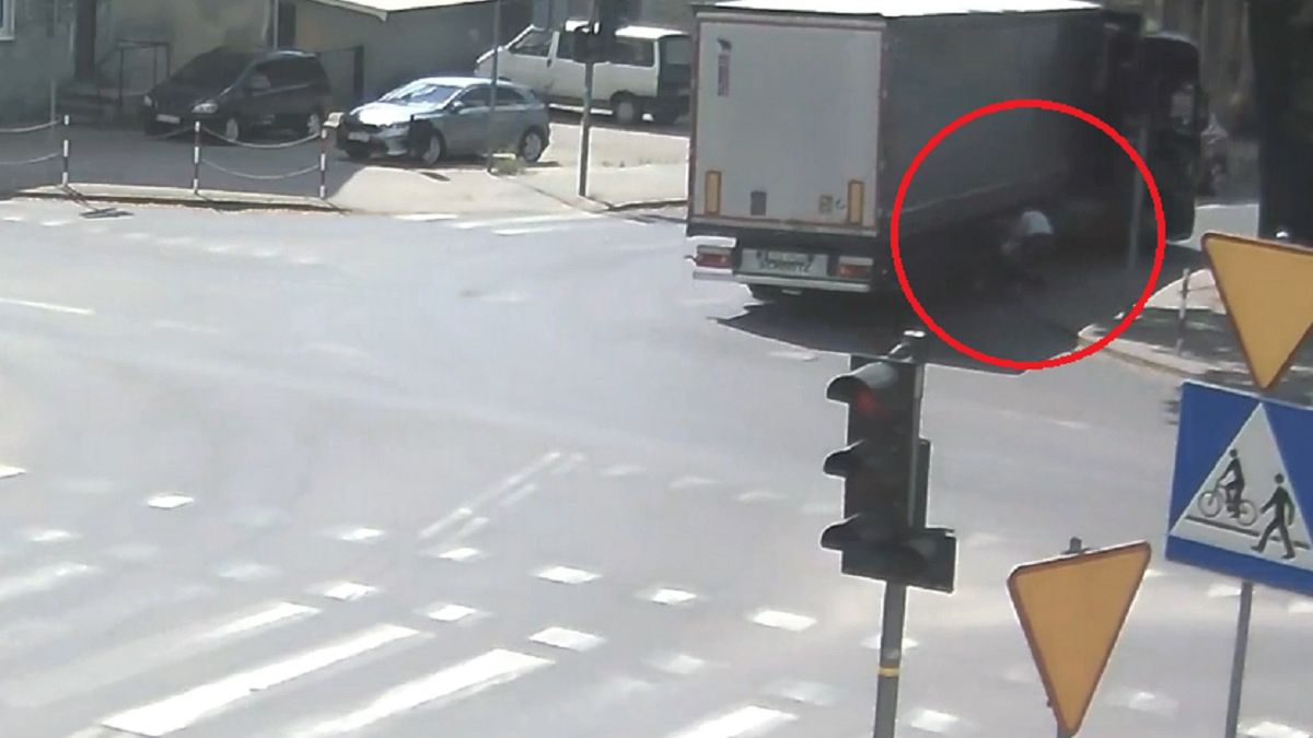 Poszukiwani świadkowie potrącenia wózka dziecięcego z dziećmi