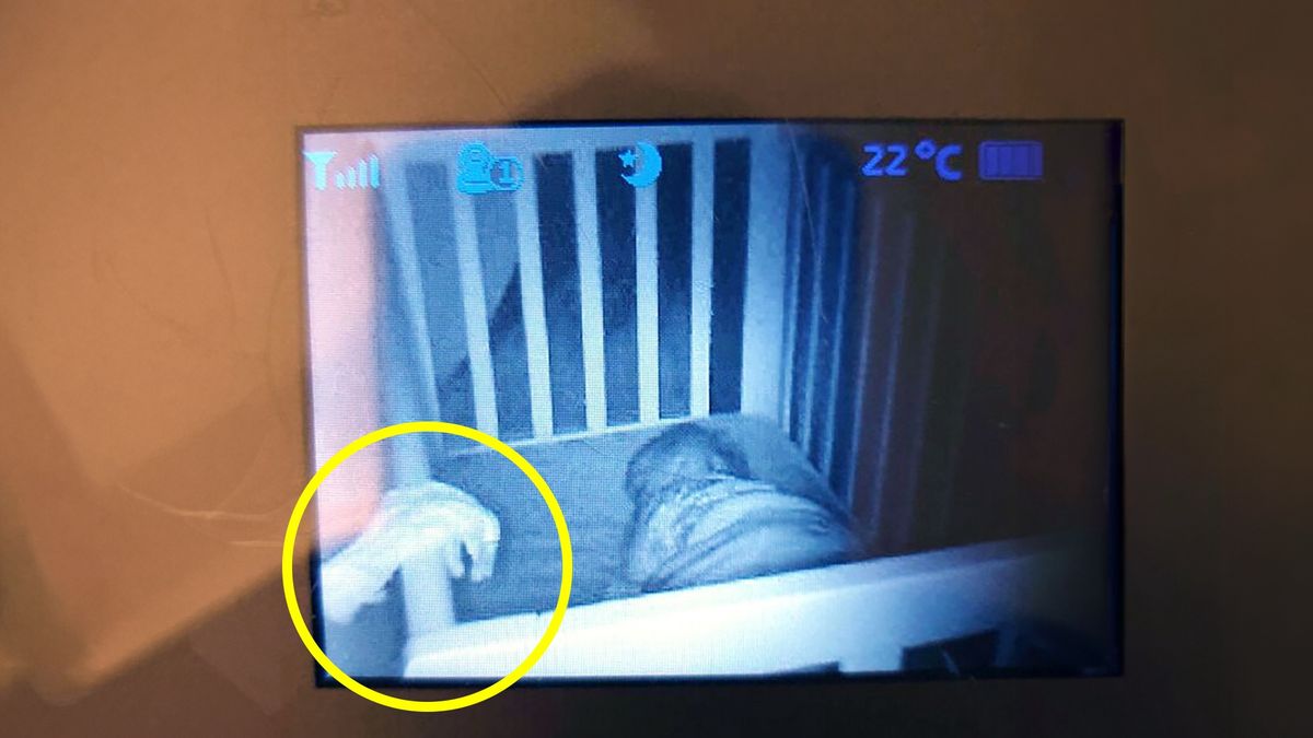 Wyobraźcie sobie przerażenie rodzica, gdy zobaczył "rękę" na oparciu łóżeczka dziecka.