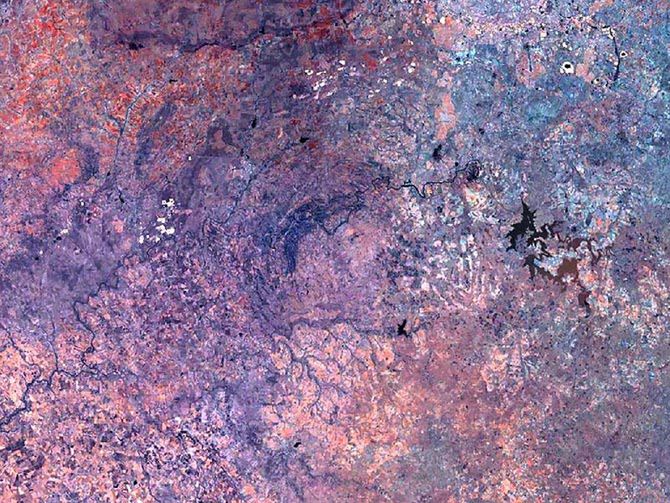 Ziemskie kratery po asteroidach z lotu satelity 2