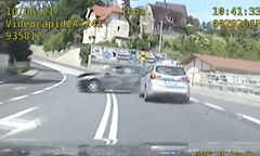 Bardo. Policjanci musieli oddać strzały. Zarzuty dla kierowcy